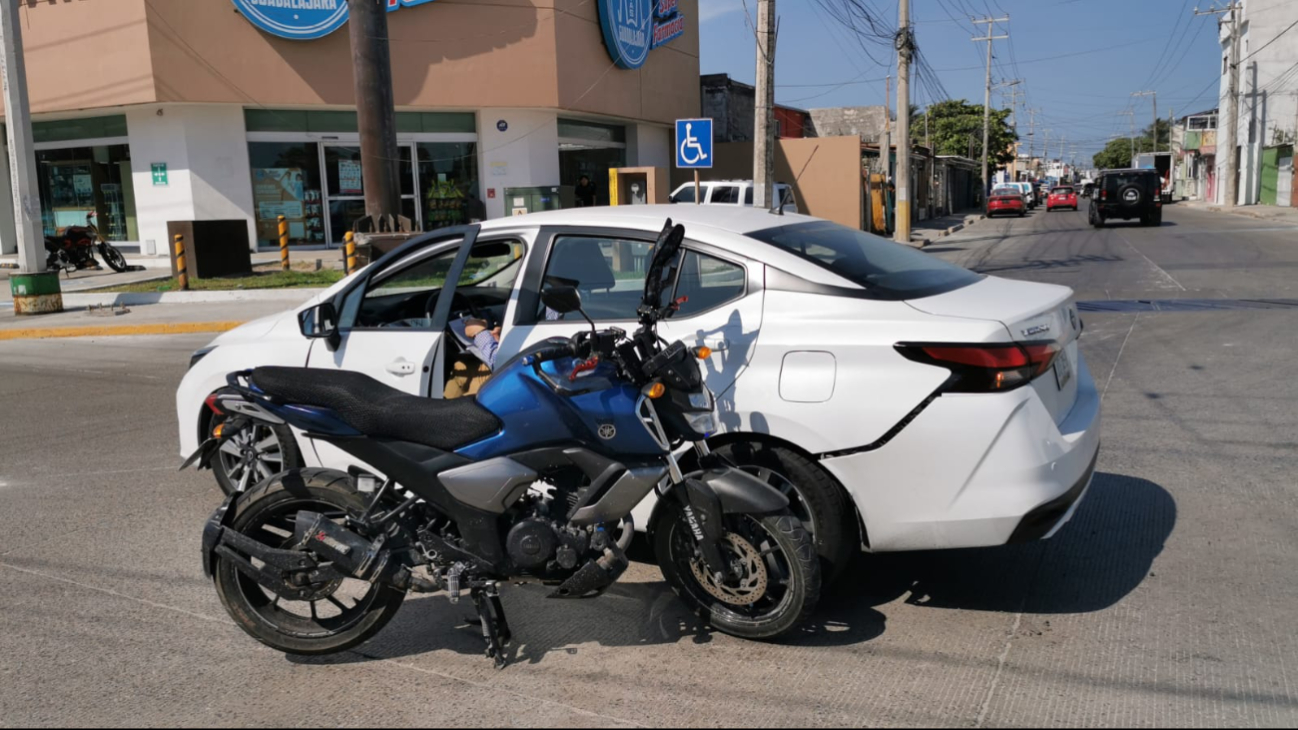 Accidente entre motocicleta y automóvil en la colonia Justo Sierra