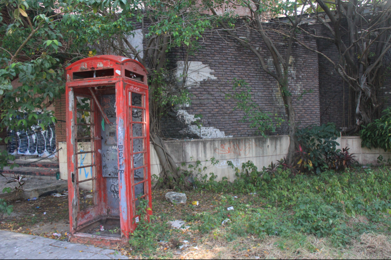 Además del edificio abandonado, otra existencia de la discoteca es su icónica cabina roja Además del edificio abandonado, otra existencia de la discoteca es su icónica cabina roja
