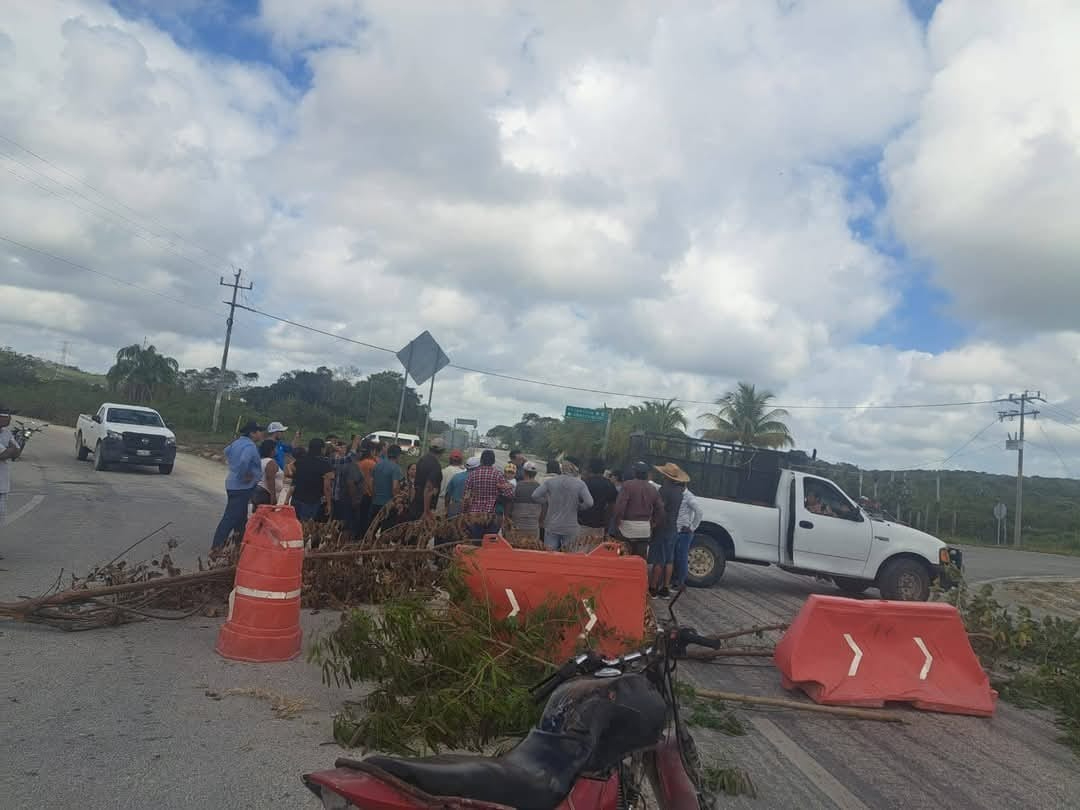 Continúan bloqueos carreteros en Chetumal ante falta de luz en localidades  