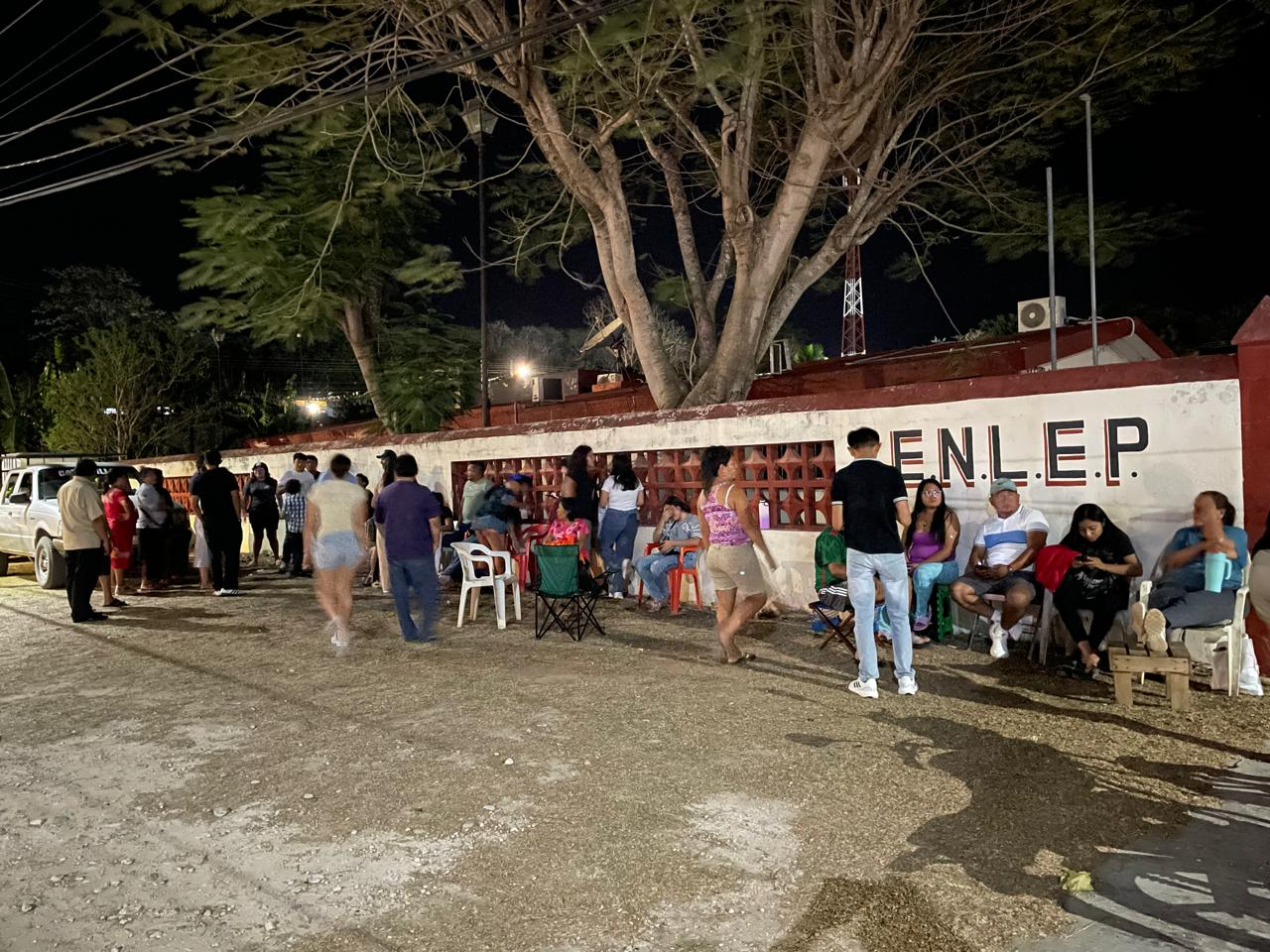 Padres de familia acampan por una ficha en Hopelchén para el ciclo escolar 2025-2026