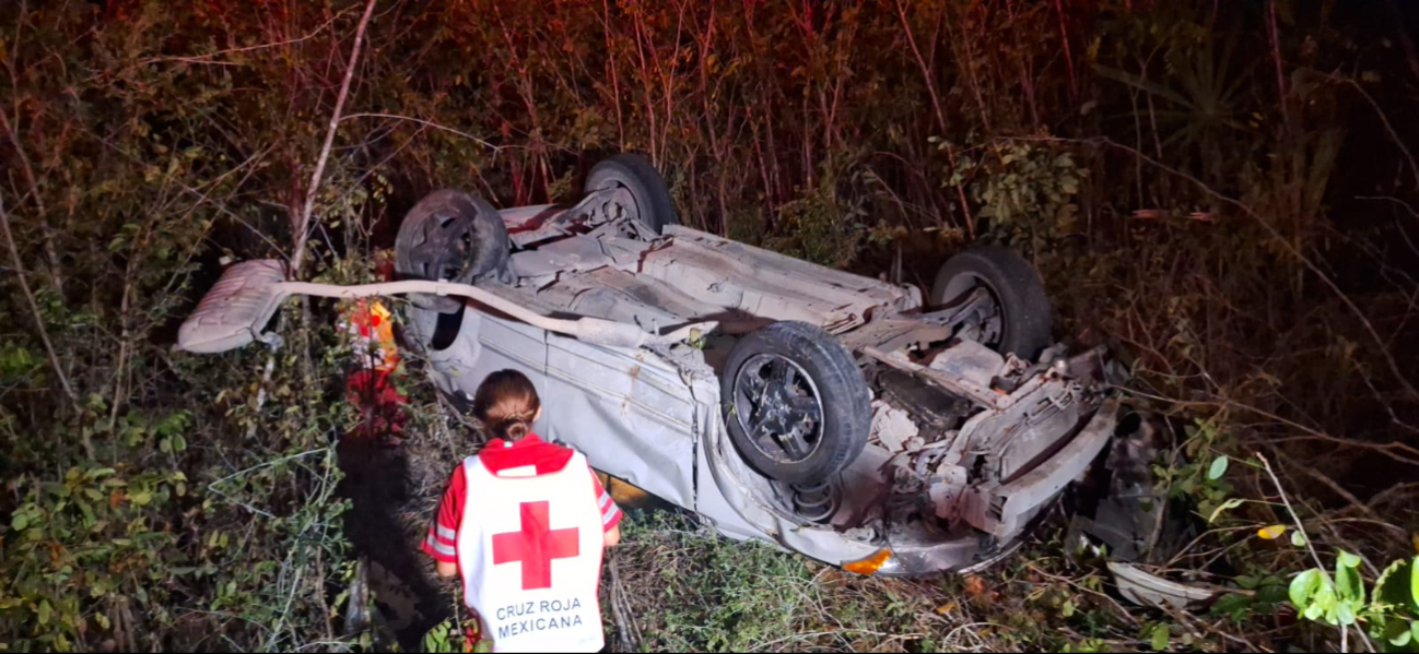 El auto se encontraba en un desnivel de mas de tres metros de profundidad El auto se encontraba en un desnivel de mas de tres metros de profundidad