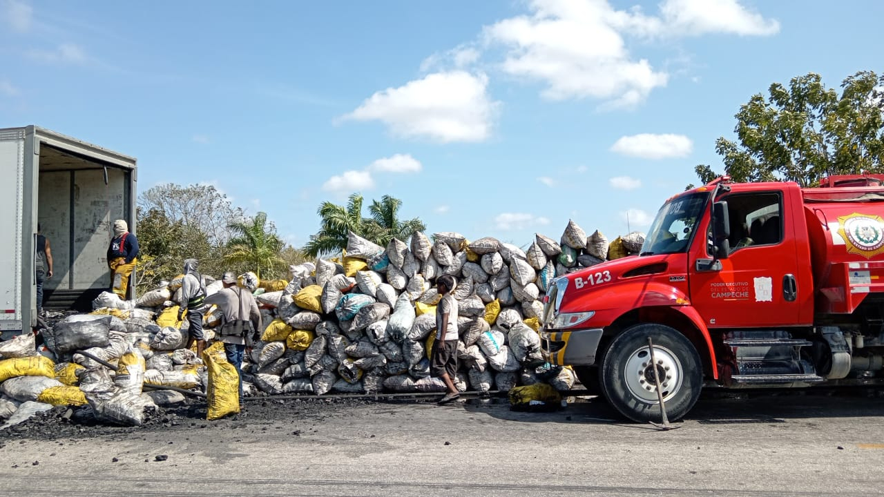 Tráiler con carbón vegetal casi se incendia en la Escárcega–Villahermosa