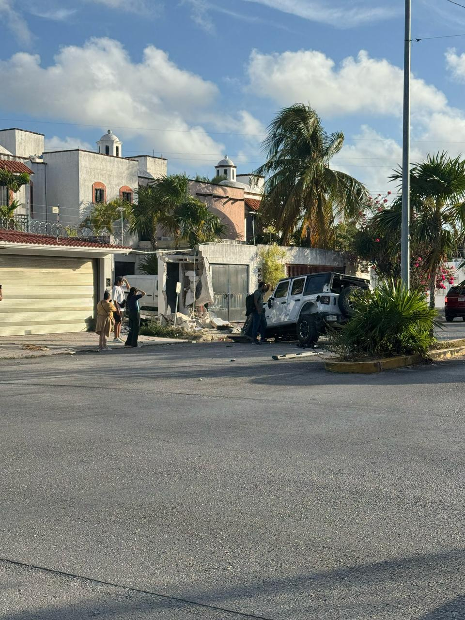 Fuerte accidente en Cancún: Camioneta se estrella contra una casa de la supermanzana 525