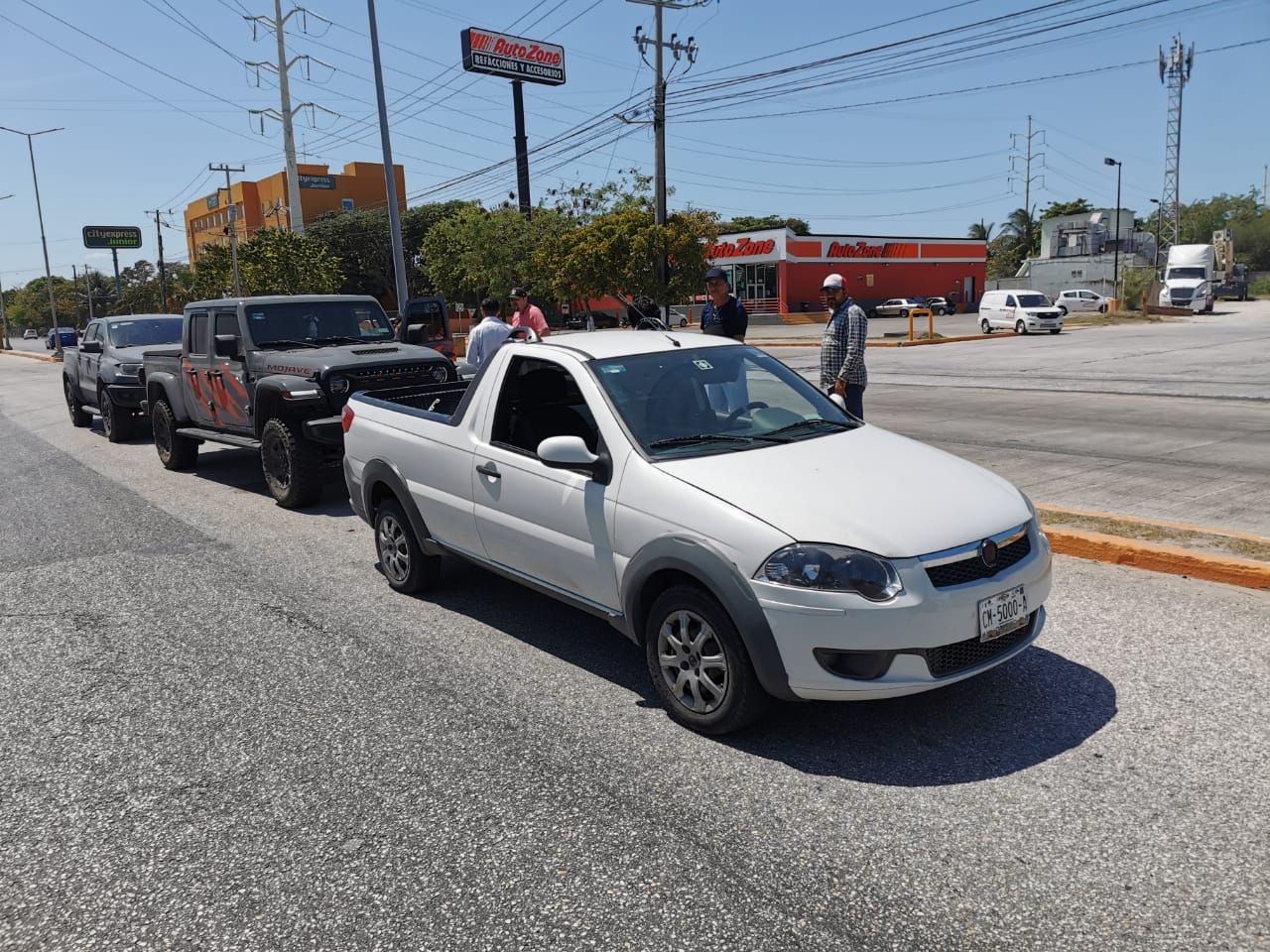 Colisión por alcance en Carmen deja daños materiales y retrasos viales