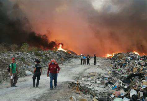 Humo provocado por la quema de basura afecta a habitantes en la cercanía. Humo provocado por la quema de basura afecta a habitantes en la cercanía.