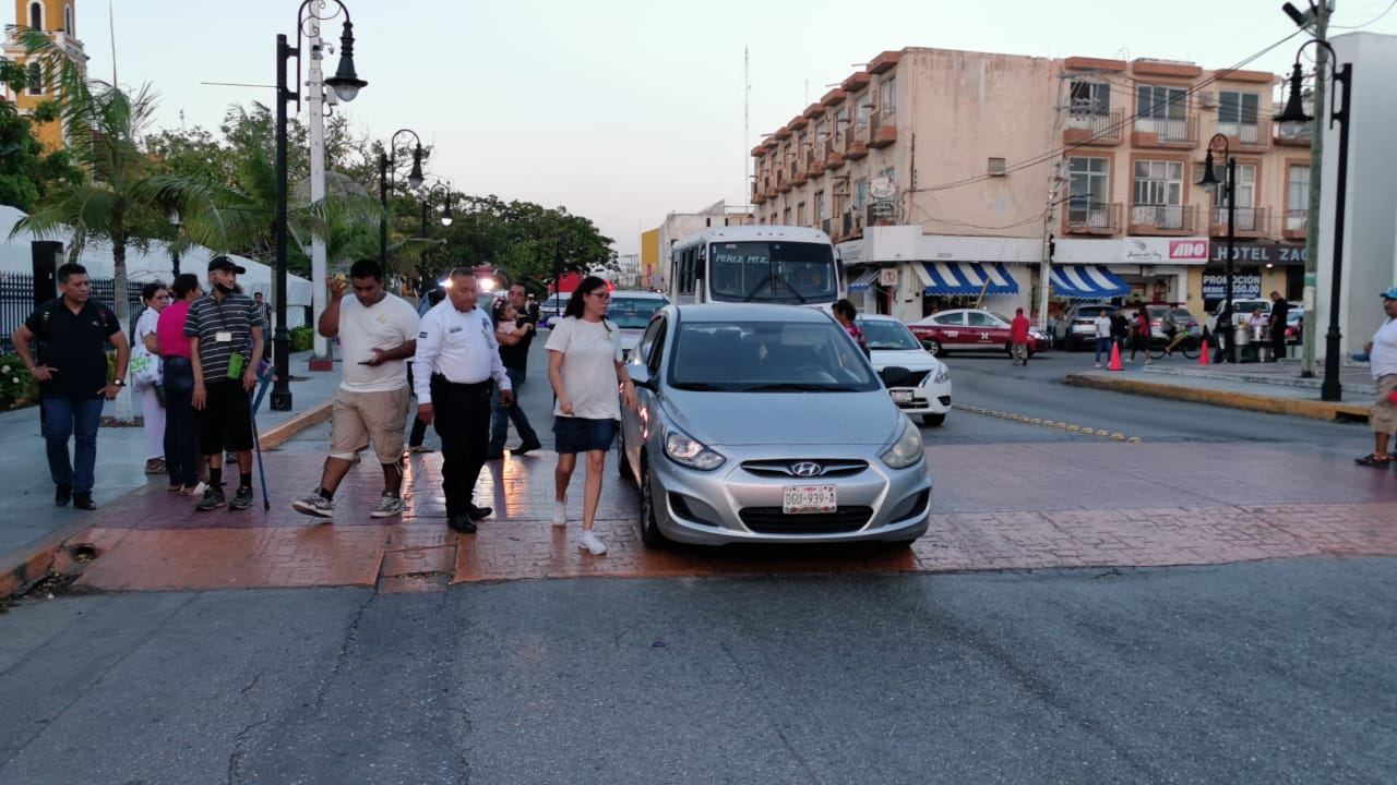 La conductora activó su seguro para cubrir los daños y será sancionada con una multa de tránsito. La conductora activó su seguro para cubrir los daños y será sancionada con una multa de tránsito.