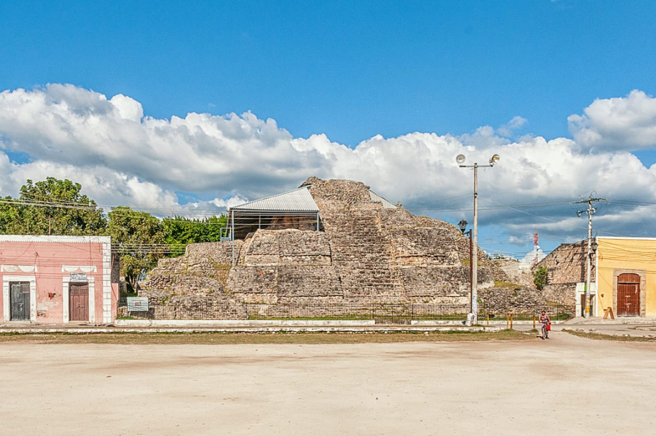 La estructura se alza entre las construcciones coloniales y modernas del lugar