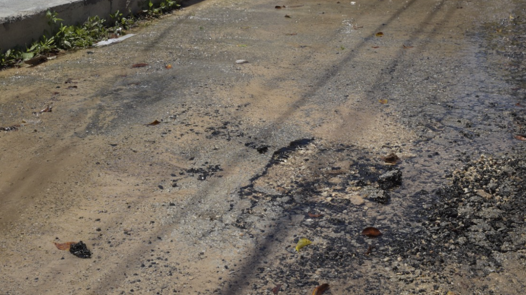 La fuga de agua potable ha causado encharcamientos en la calle La fuga de agua potable ha causado encharcamientos en la calle