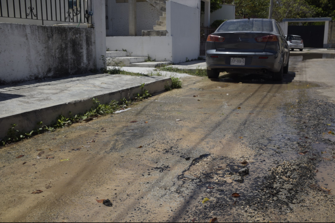 Fuga de agua potable causa encharcamientos en Chuburná de Hidalgo en Mérida