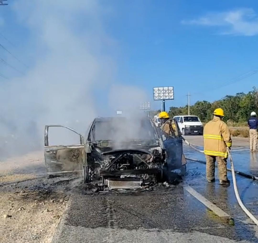 Incendio consume automóvil sobre  el tramo Tulum-Playa del Carmen