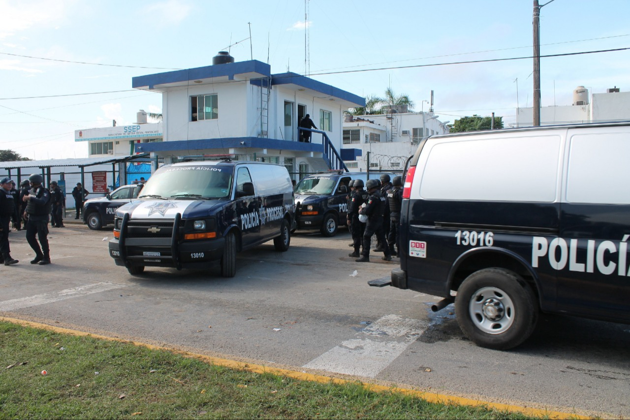 Trasladan a reos del Cereso de Chetumal a Cancún  