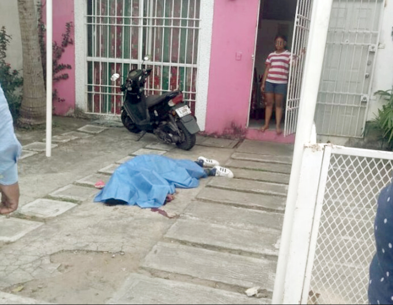 Testigos afirman que el hombre se encontraba caminando cuando fue atacado Testigos afirman que el hombre se encontraba caminando cuando fue atacado