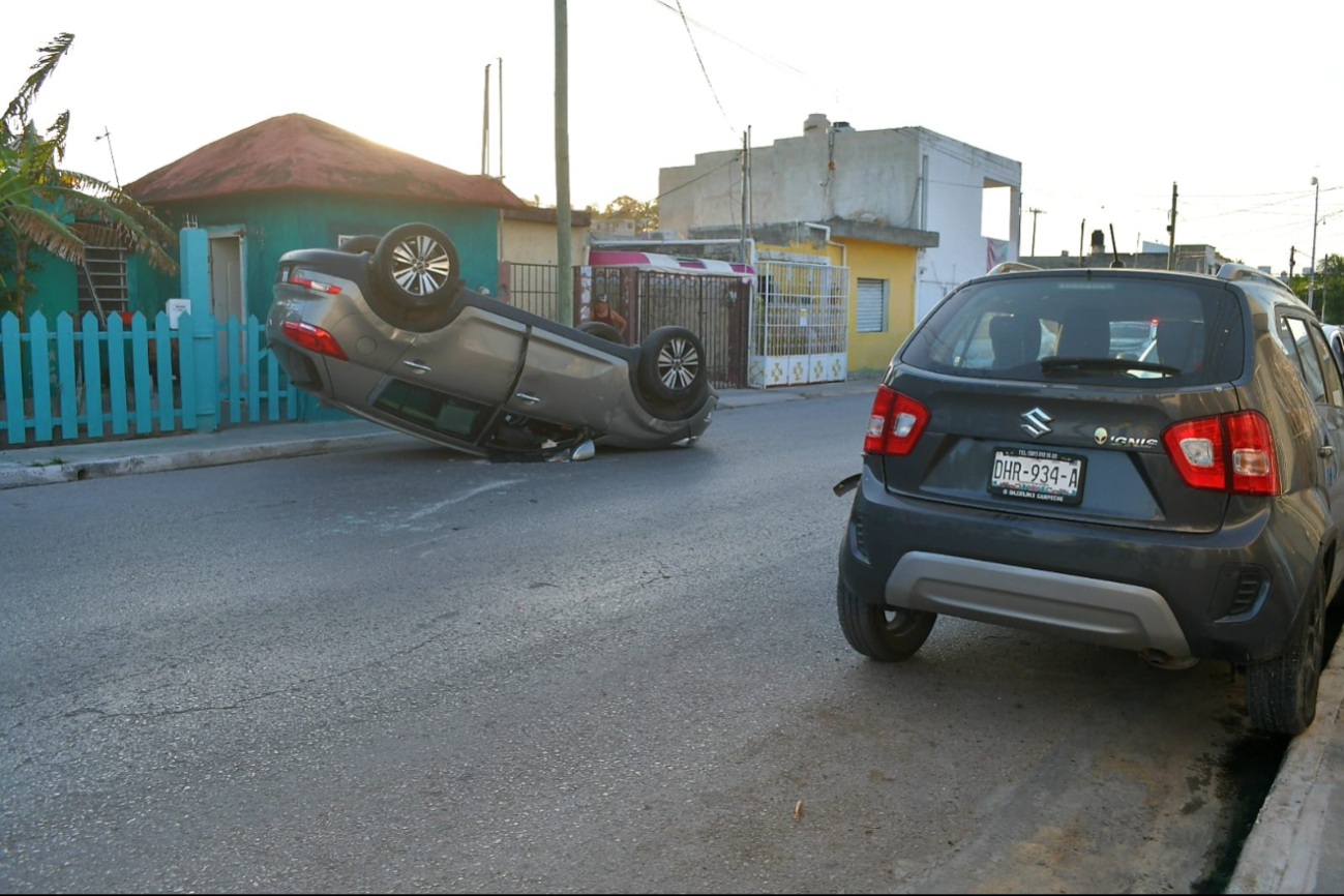 Vecinos auxiliaron a la conductora, quien sufrió golpes y lesiones, pero no requirió hospitalización Vecinos auxiliaron a la conductora, quien sufrió golpes y lesiones, pero no requirió hospitalización