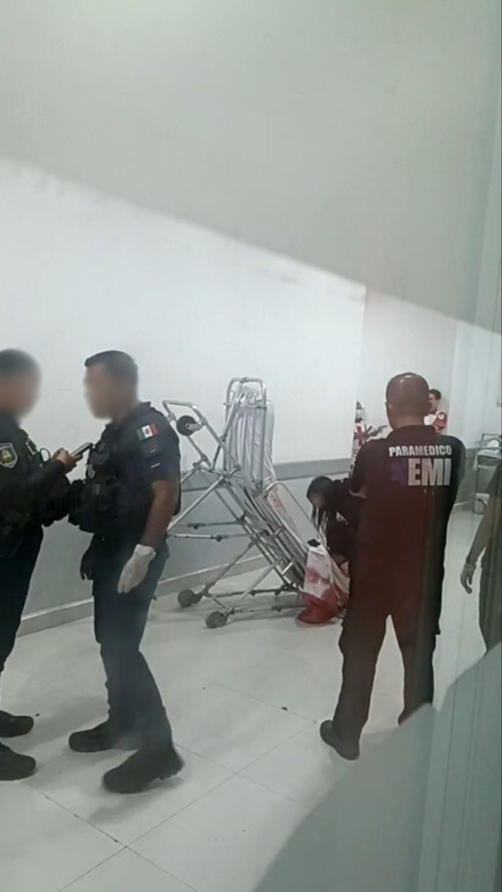 Autoridades tuvieron que apoyar a los paramédicos al traslado debido a la agresividad del paciente Autoridades tuvieron que apoyar a los paramédicos al traslado debido a la agresividad del paciente