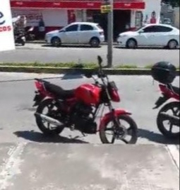 Joven es atropellada por un motociclista que miraba su teléfono mientras manejaba en Chetumal