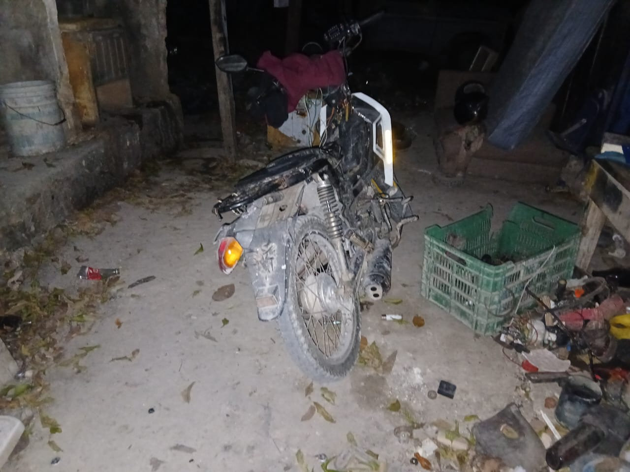 Motocicleta termina aplastada por un volquete en Escárcega; el responsable huyó