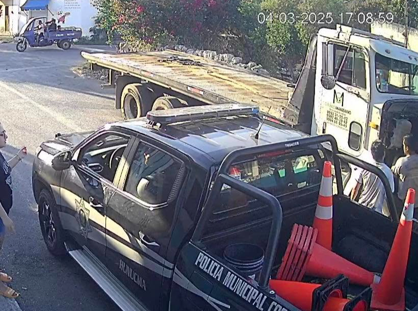 A pesar de que elementos de la Policía Municipal arribaron al lugar informaron que no se podía hacer nada y se retiraron A pesar de que elementos de la Policía Municipal arribaron al lugar informaron que no se podía hacer nada y se retiraron
