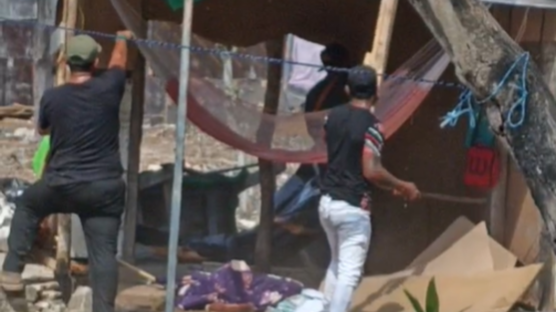 El video fue transmitido por una vecina de la zona de invasión El video fue transmitido por una vecina de la zona de invasión