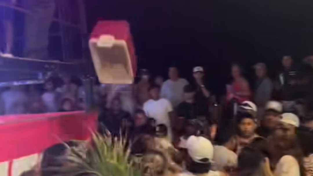 En la pelea se lanzó una nevera a los asistentes En la pelea se lanzó una nevera a los asistentes