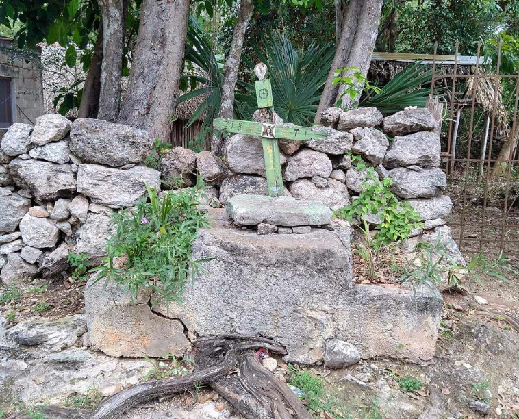 La cruz recuerda la conexión entre lo divino y terrenal La cruz recuerda la conexión entre lo divino y terrenal