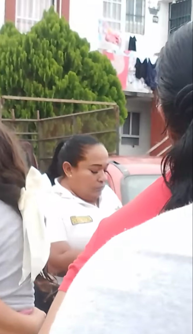 La oficial llamó la atención de los vecinos en la zona. La oficial llamó la atención de los vecinos en la zona.