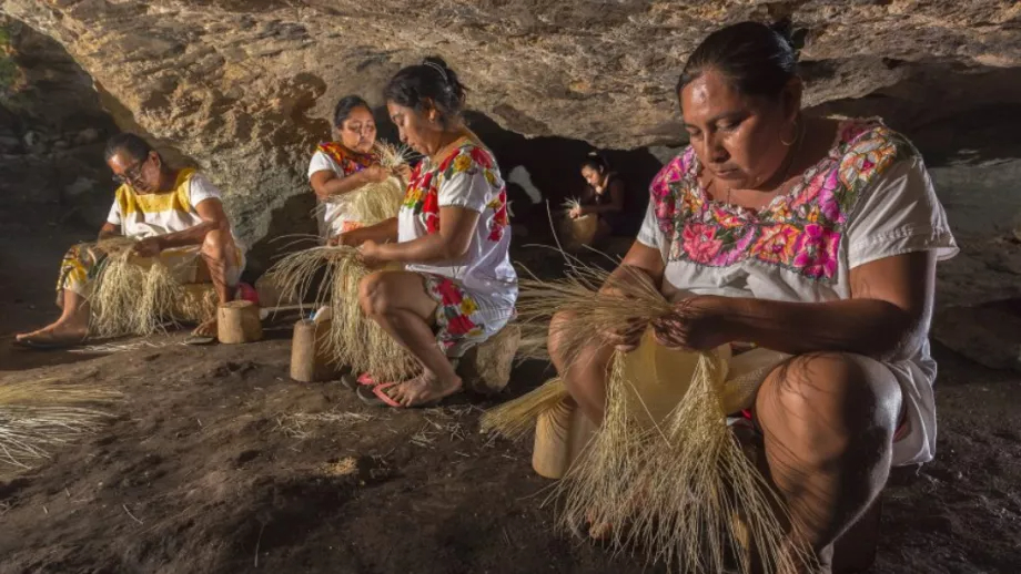 Las artesanías con productos naturales son muy apreciadas por su delicadeza al bordarlas a mano Las artesanías con productos naturales son muy apreciadas por su delicadeza al bordarlas a mano