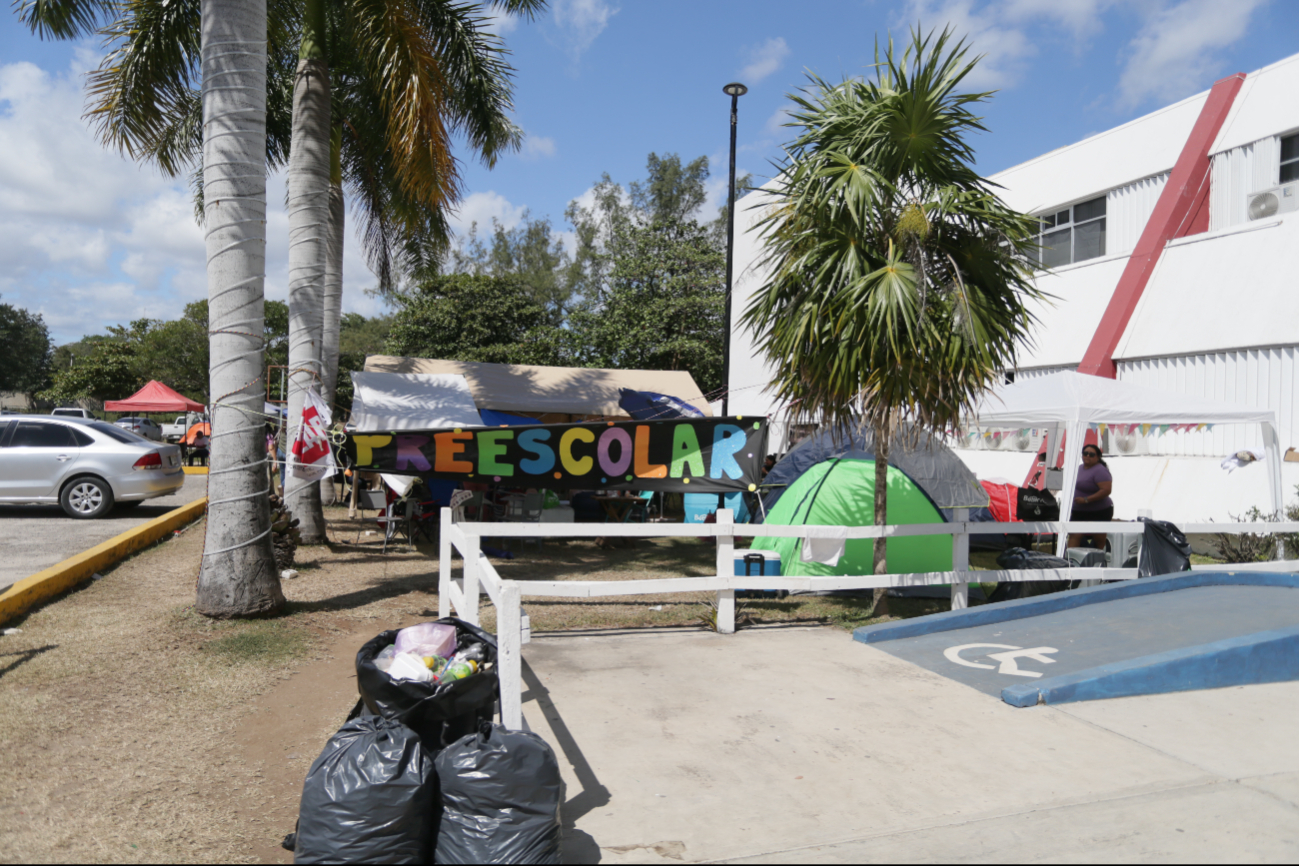 Profesores realizan guardias en los patios de la Secretaría de Educación de Quintana Roo Profesores realizan guardias en los patios de la Secretaría de Educación de Quintana Roo