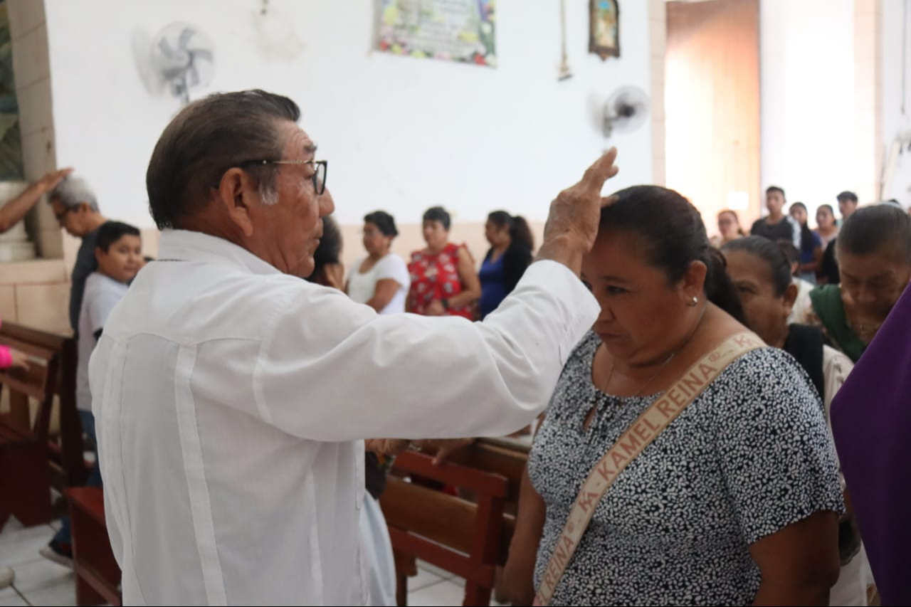 Yucatecos cumplieron con el Miércoles de Ceniza Yucatecos cumplieron con el Miércoles de Ceniza