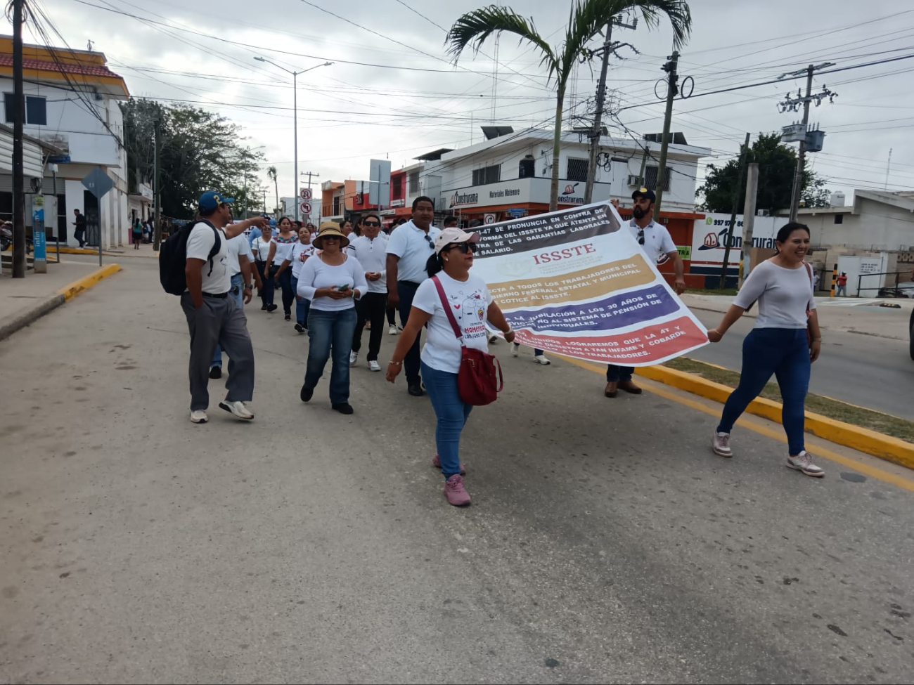 Docentes de José María Morelos marchan nuevamente contra la reforma del ISSSTE