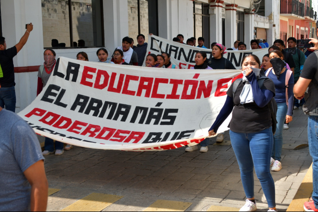 Marchan docentes contra Ley del ISSSTE