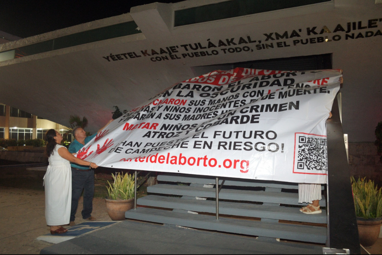 Grupo provida protesta en el Congreso de Campeche por la despenalización del aborto