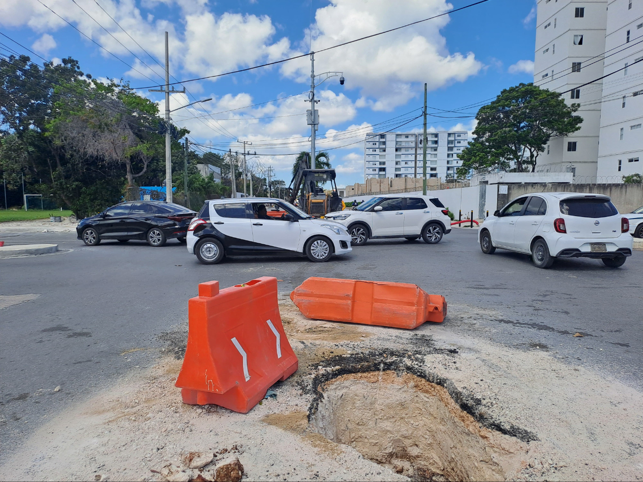 Vehículos tienen que rodear las obras que se encuentran en medio de la calle. Vehículos tienen que rodear las obras que se encuentran en medio de la calle.