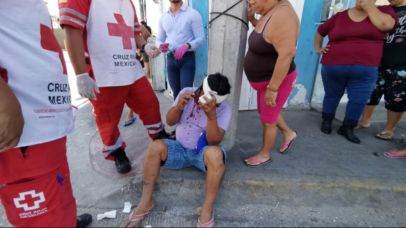 El peatón fue atendido por paramédicos antes de ser trasladado al hospital El peatón fue atendido por paramédicos antes de ser trasladado al hospital