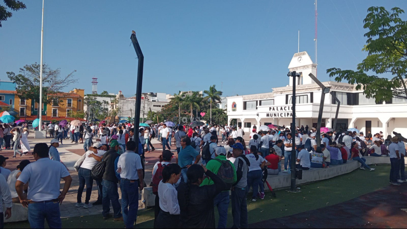 Frente al Palacio Municipal poco a poco los docentes fueron llegando Frente al Palacio Municipal poco a poco los docentes fueron llegando