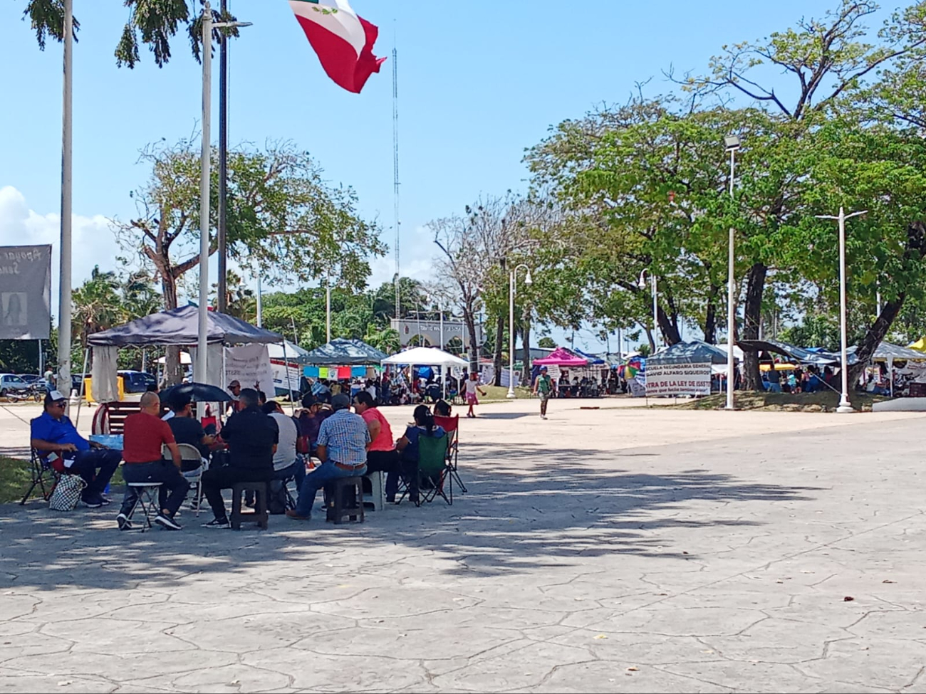 Maestros de Chetumal protestan contra la reforma del ISSSTE.