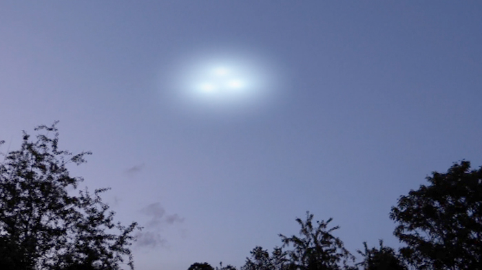 Un usuario de Tik Tok logró captar un conjunto de luces misteriosas sobrevolando Homún