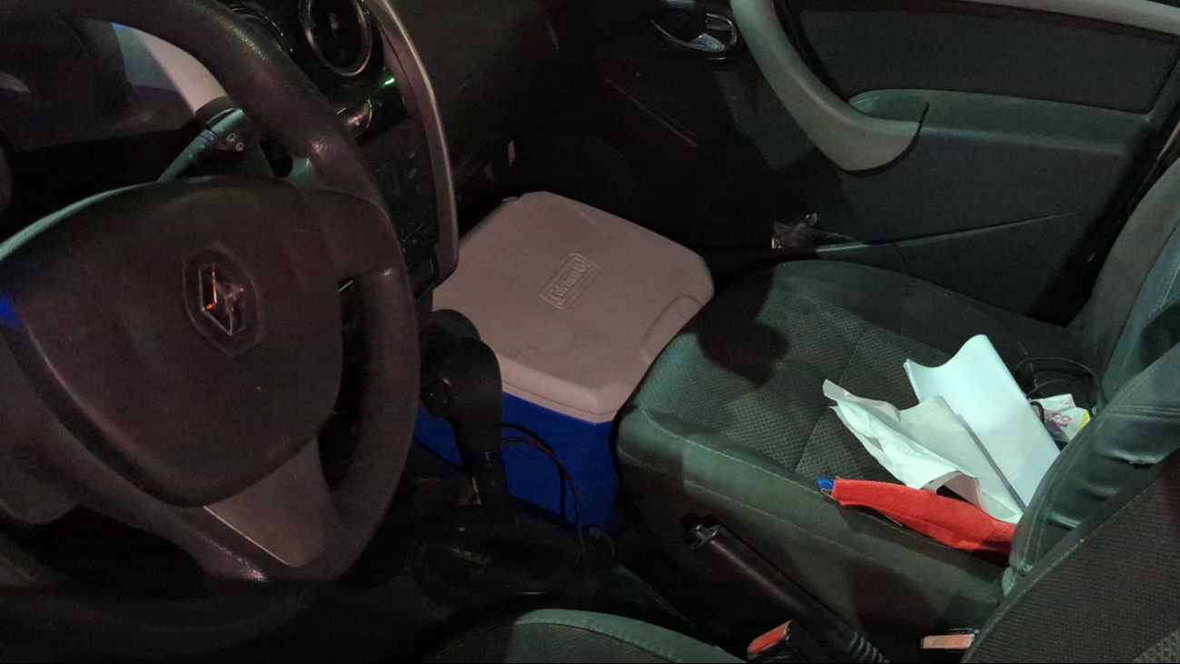 Al inspeccionar la unidad, los agentes hallaron una nevera repleta de cervezas Al inspeccionar la unidad, los agentes hallaron una nevera repleta de cervezas