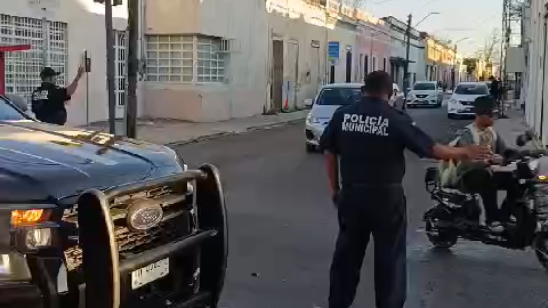 Auto conducido por extranjero provoca grave choque y fuertes daños. Auto conducido por extranjero provoca grave choque y fuertes daños.