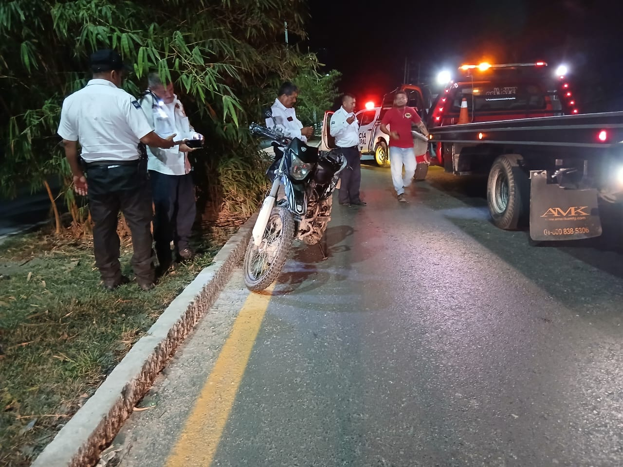 Comerciante sufre fractura tras accidentarse en su motocicleta en Escárcega