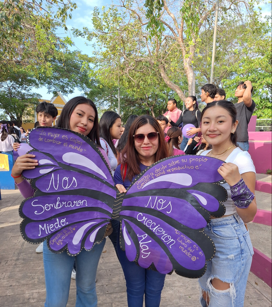 Estudiantes del Colegio de Bachilleres de Acanceh caminaron hasta el Parque de la Madre y explicaron la importancia de esta fecha Estudiantes del Colegio de Bachilleres de Acanceh caminaron hasta el Parque de la Madre y explicaron la importancia de esta fecha