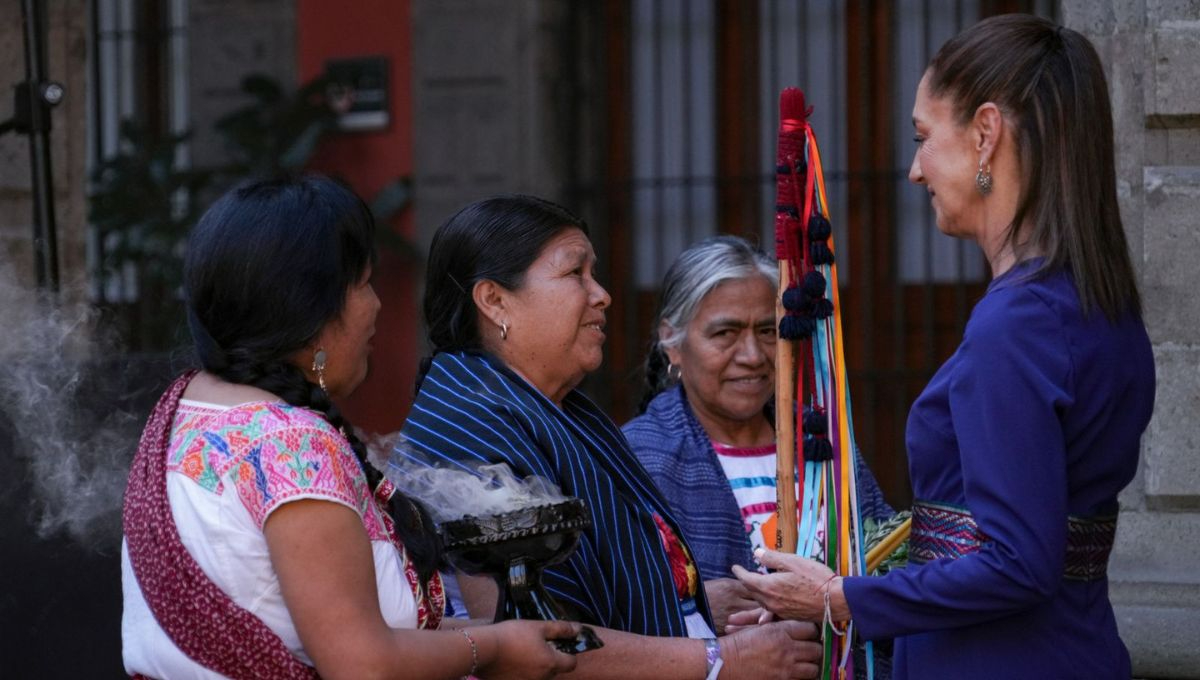 La entrega del Bastón de Mando a la presidenta Sheinbaum, simboliza la esperanza para que se incluyan y respeten las voces de las mujeres indígenas La entrega del Bastón de Mando a la presidenta Sheinbaum, simboliza la esperanza para que se incluyan y respeten las voces de las mujeres indígenas