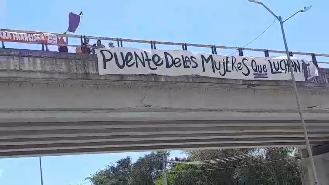 Madres buscadoras rayan puente en Cancún Madres buscadoras rayan puente en Cancún