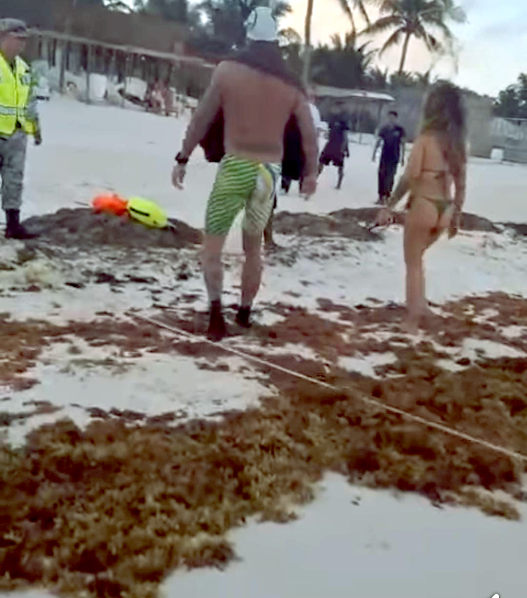 El extranjero pudo recibir atención médica en la playa después de ser rescatado