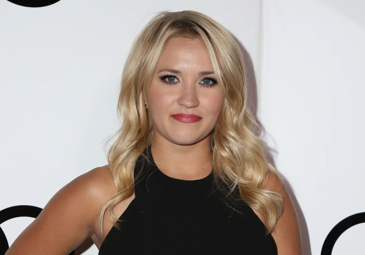 Emily Osment, actriz de "Hanna Montana" se divorcia tras 57 días de matrimonio