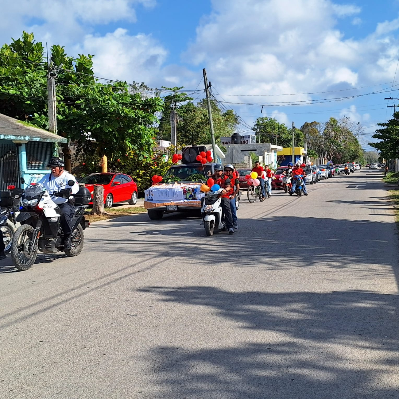 La comunidad realizó el recorrido en autos y bicicletas La comunidad realizó el recorrido en autos y bicicletas