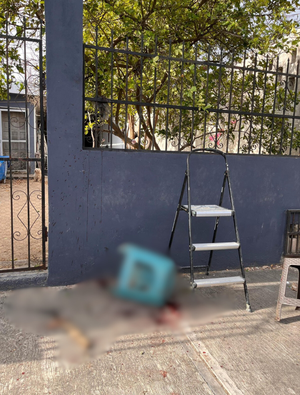 Debido a la cantidad de sangre perdida por la herida, el hombre fue trasladado a un hospital Debido a la cantidad de sangre perdida por la herida, el hombre fue trasladado a un hospital