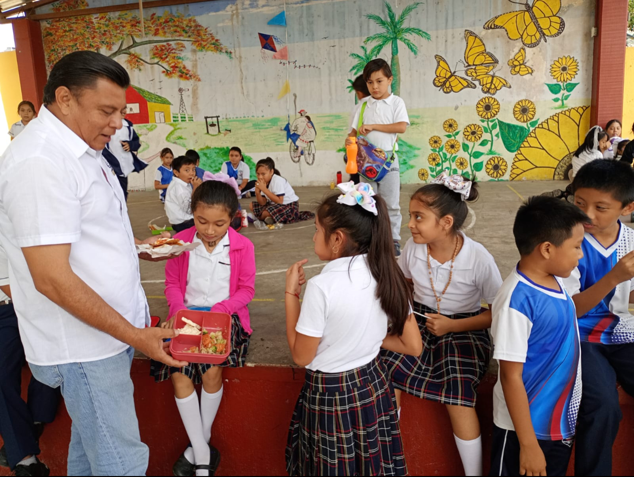 En la entrada de los colegios y a la hora del recreo, docentes revisan que los alumnos no ingresen con comida que esté restringida. En la entrada de los colegios y a la hora del recreo, docentes revisan que los alumnos no ingresen con comida que esté restringida.