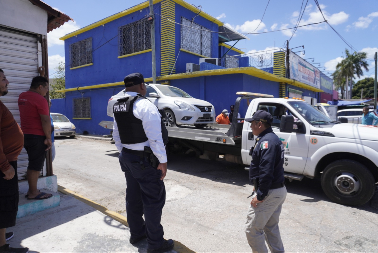Ministeriales trasladan automóvil abandonado en Campeche por hallazgo sospechoso