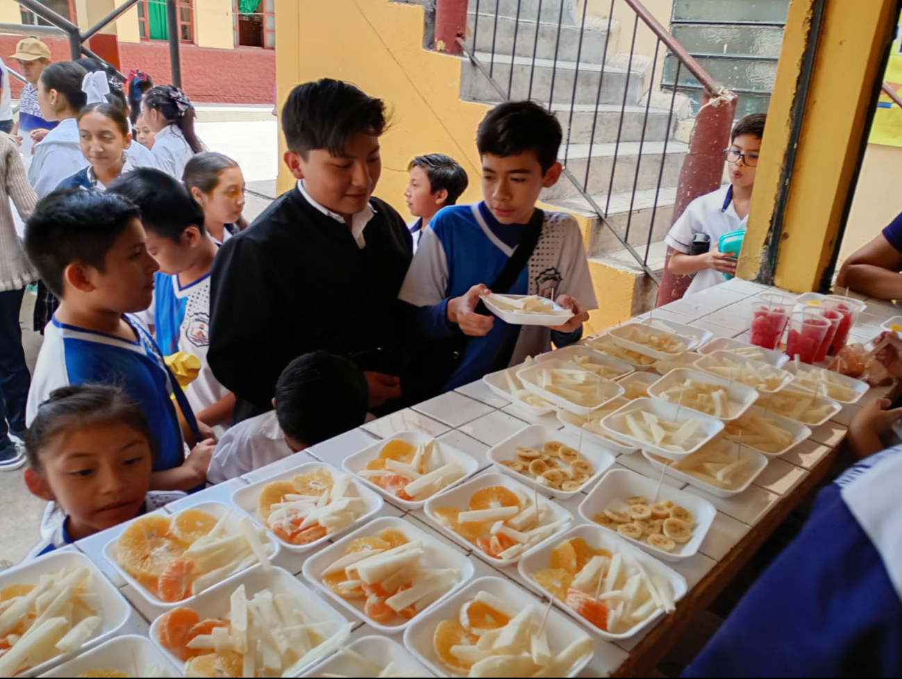 Familias y personal educativo implementan estrategias ante la prohibición de alimentos chatarra Familias y personal educativo implementan estrategias ante la prohibición de alimentos chatarra