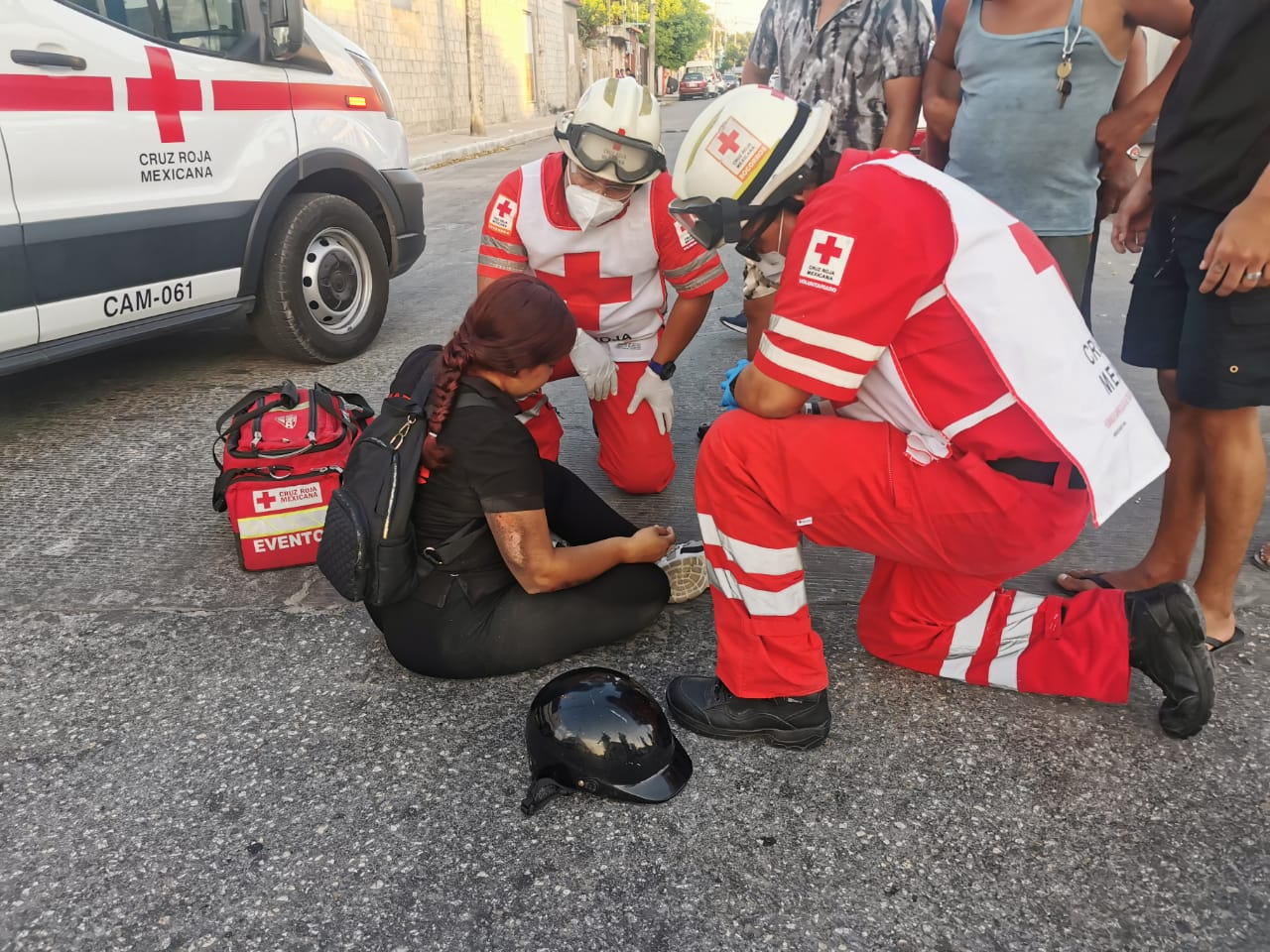Fue atendida por la Cruz Roja y trasladada al hospital, mientras el conductor del taxi activó su seguro Fue atendida por la Cruz Roja y trasladada al hospital, mientras el conductor del taxi activó su seguro